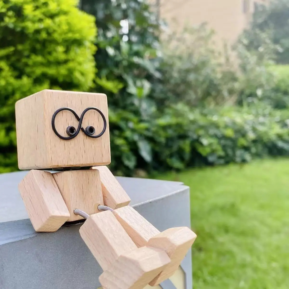 Shaking Wooden Man Figurine – Leg-Swinging Car Decor & Creative Gift